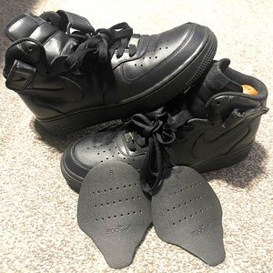 Men’s Nike Black Air Force One Mid.